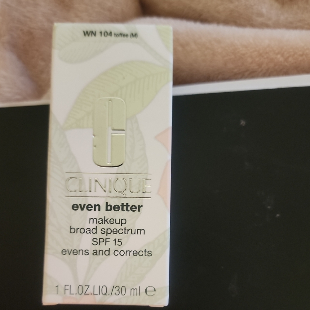 Clinique Moisturizer White and Pale Green